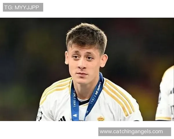 足球明星佩戴墨镜帅气亮相引发球迷热议时尚风潮